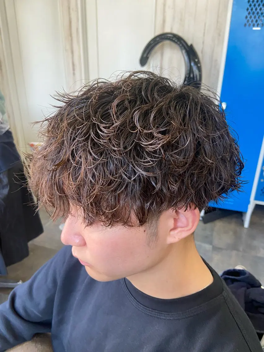 ショート パーマ メンズ 波巻きパーマ カット パーマ カットパーマ✂️ 小坂田玲亜のヘアスタイル