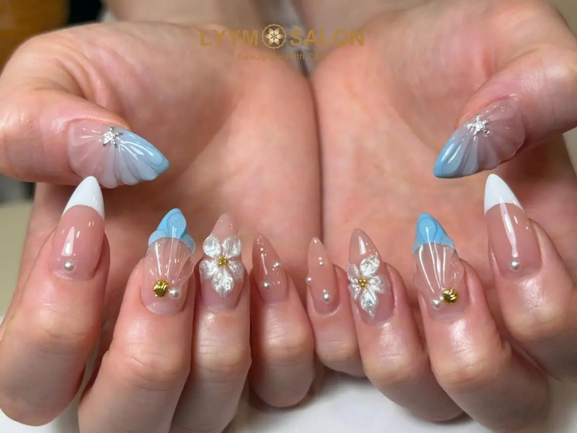 ネイル ブルー フラワーネイル フレンチネイル ゴールド 韓国ネイル ハンドネイル LYYM Salonのネイルデザイン