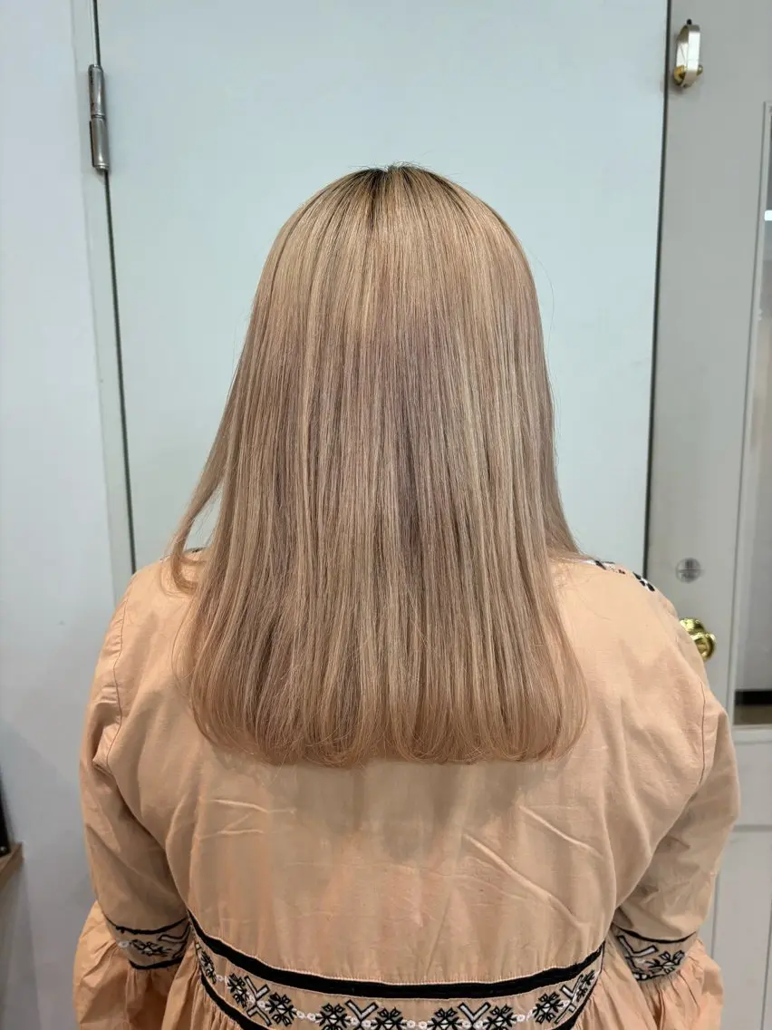 セミロング 顔周りカット レイヤーカット 室谷 ゆりあのヘアスタイル