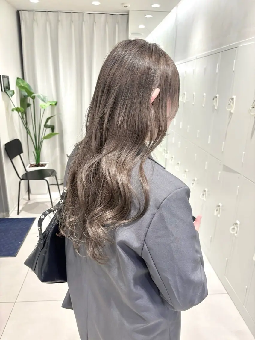 ロング カラー グレージュ ヘアカラー 透明感カラー・レイヤ ー🎀amika🎀のヘアスタイル