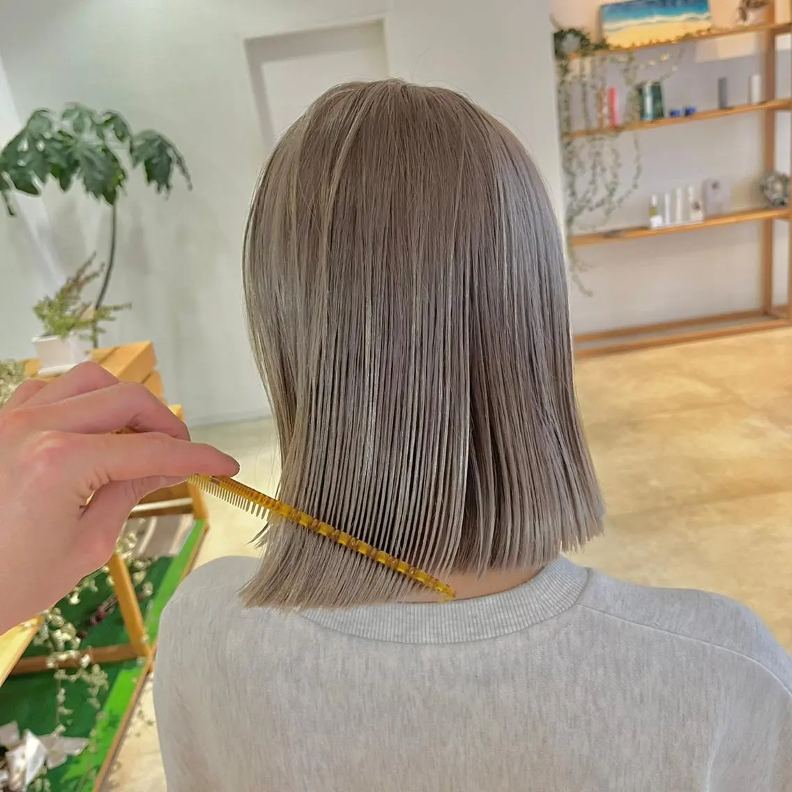 ミディアム カラー ショートボブ アッシュ ベージュカラー ブリーチ ケアブリーチ コバヤシ リョウのヘアスタイル
