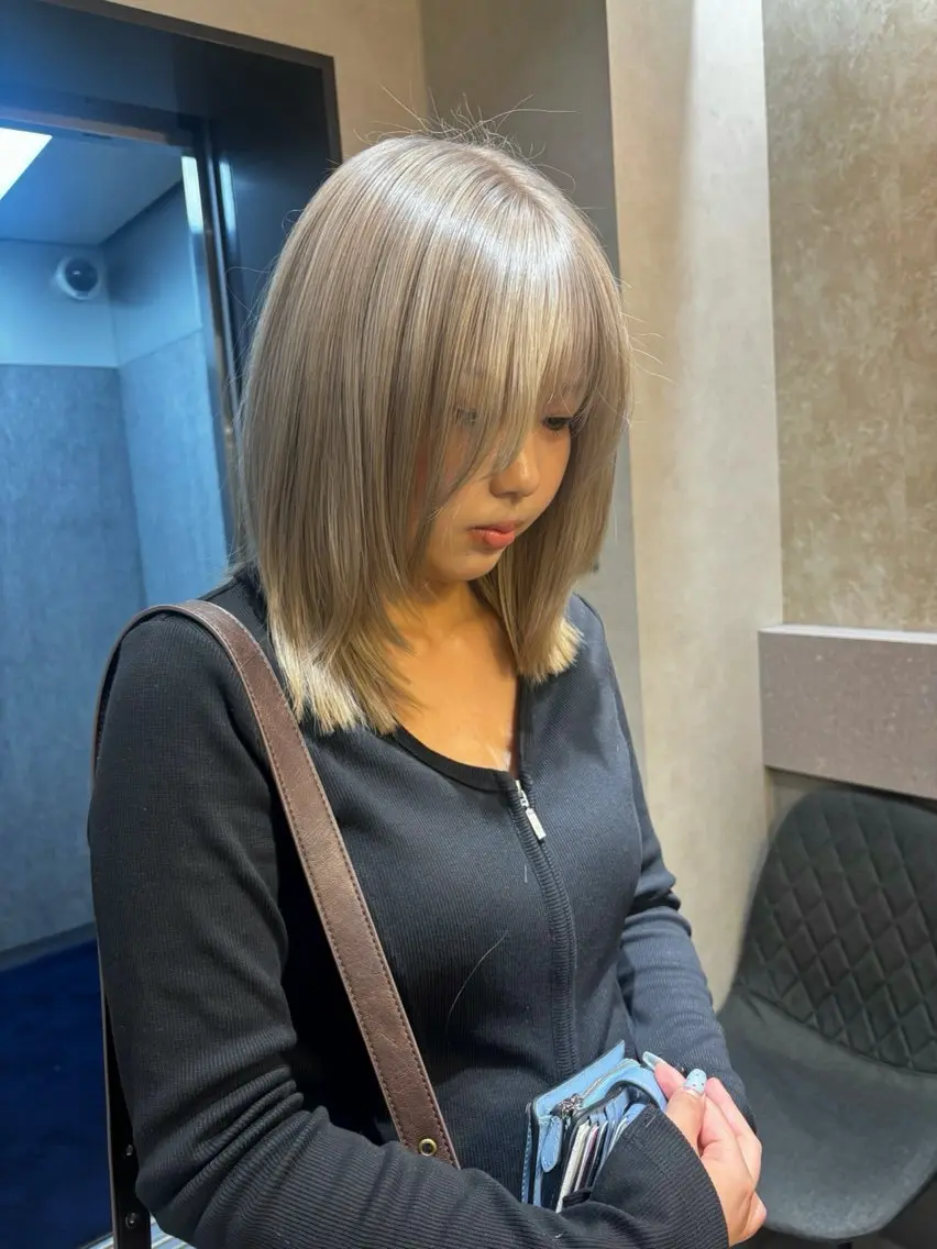 ミディアム カラー ベージュカラー ハイトーンカラー ハイトーンベージュ ヘアカラー トリートメント GiseL 博多筑紫口店のヘアスタイル