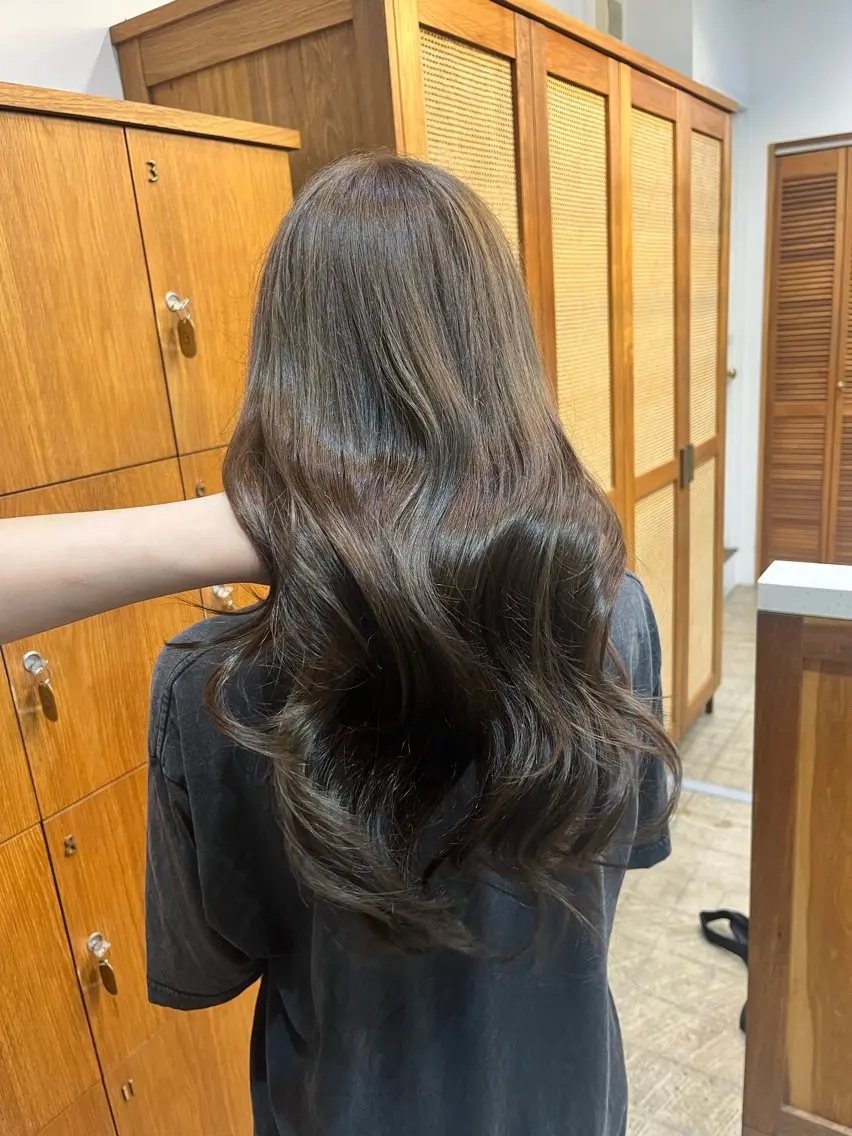 ロング アッシュ ヘアカラー 森山 千咲のヘアスタイル