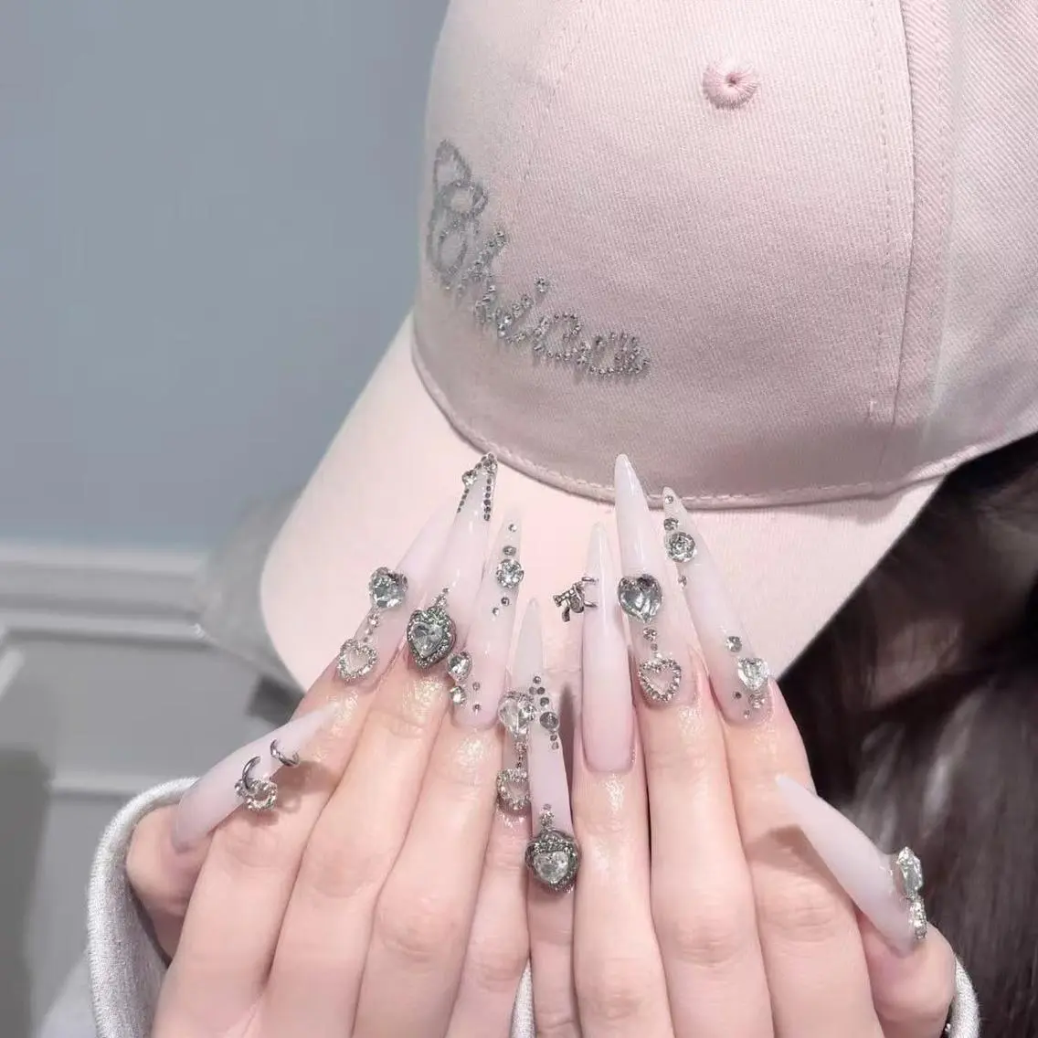 ネイル 長さ出し キラキラネイル 韓国ネイル ロングネイル 持ち込み ハンドネイル ハンドケア MUNI🎀 NAIL のネイルデザイン