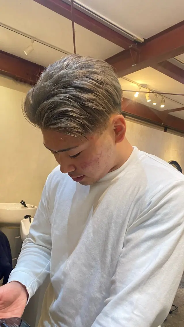 カラー メンズ メンズブリーチ ベージュカラー ブリーチ シルバー シルバーベージュ 新宿/縮毛矯正/ 髪質改善/りこのヘアスタイル