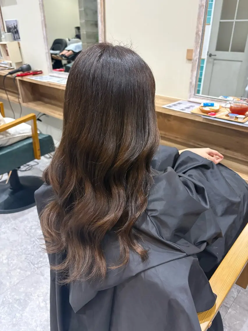 ロング ヘアカラー 安谷屋 こはるのヘアスタイル