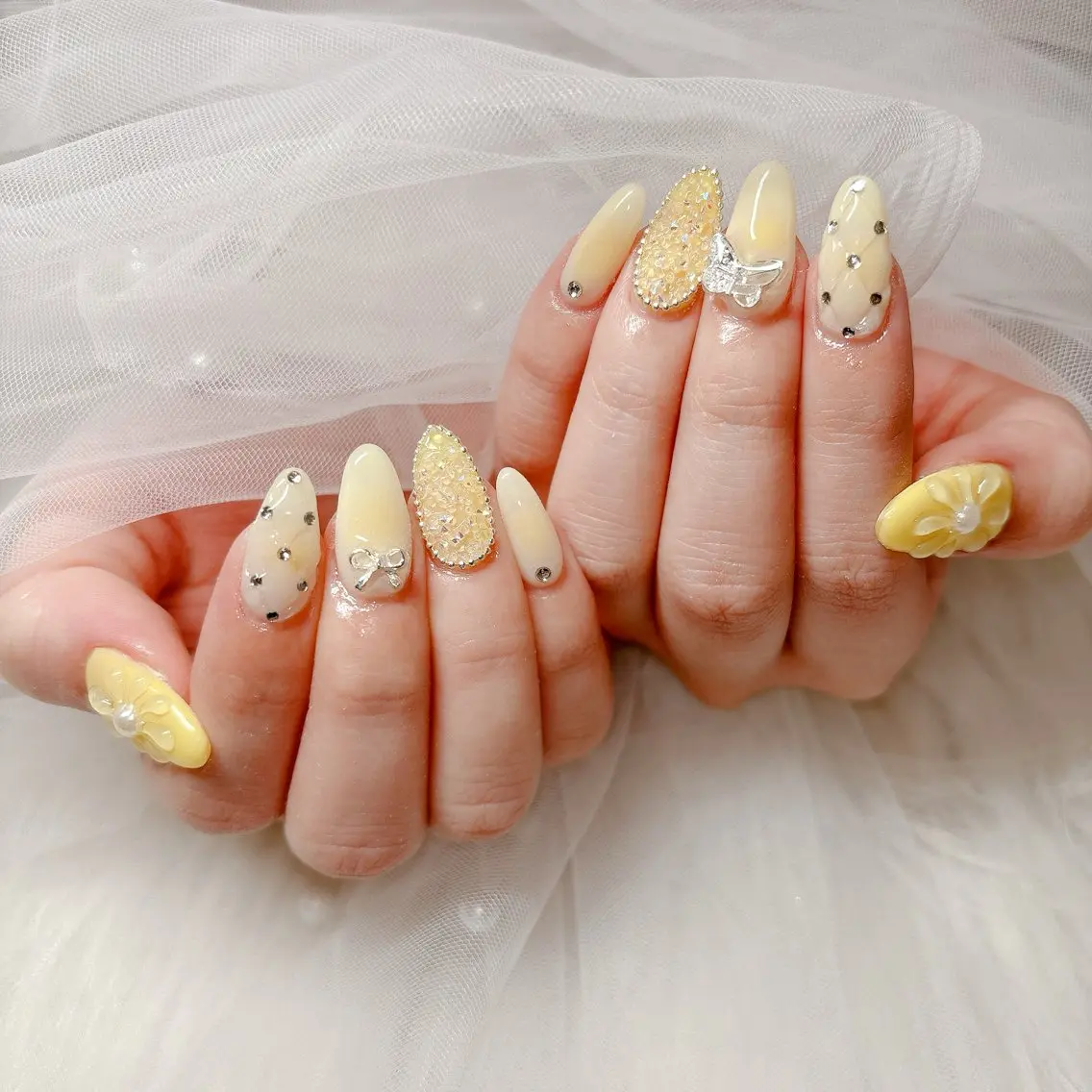 ネイル 春ネイル 黄色 ハンドネイル 中野駅徒歩5分💅 ラクロレのネイルデザイン
