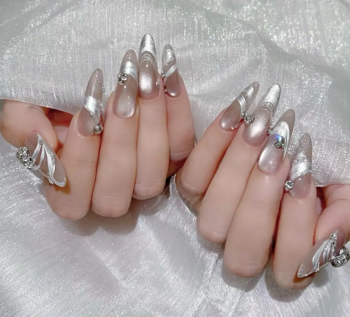 ネイル フラワーネイル フレンチネイル ガーリー キラキラネイル 韓国ネイル ハンドネイル ハンドケア Anna Melia Nailのネイルデザイン