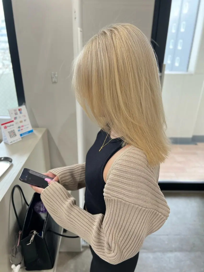 セミロング カラー ベージュカラー ブリーチ ブロンド ダブルカラー シルバー カット ヘアカラー トリートメント ブリーチ/髪質改善/ レイヤー/YUTO‎のヘアスタイル
