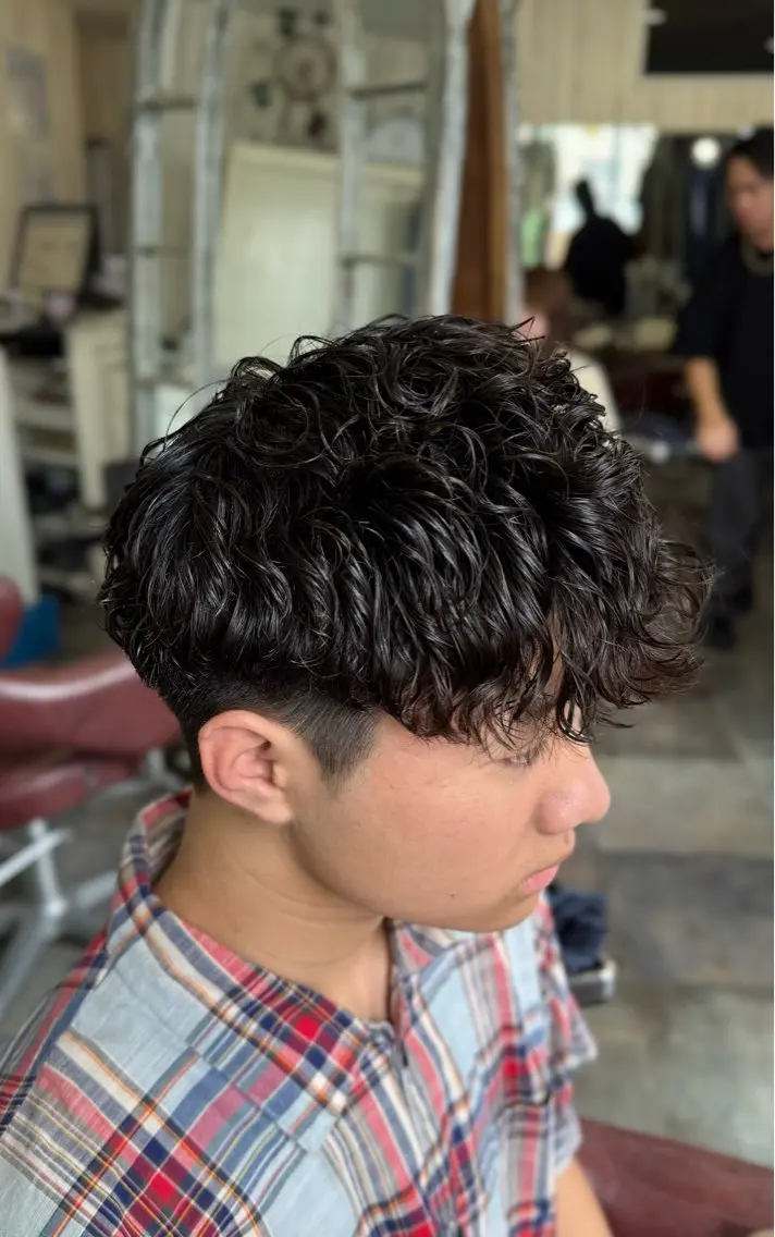 ショート パーマ メンズ フェザーパーマ カルマパーマ メンズパーマ スペインカール 波巻きパーマ カットパーマ✂️ 小坂田玲亜のヘアスタイル