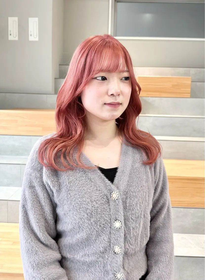 セミロング カラー ブリーチ ピンクカラー 染谷 遥花のヘアスタイル