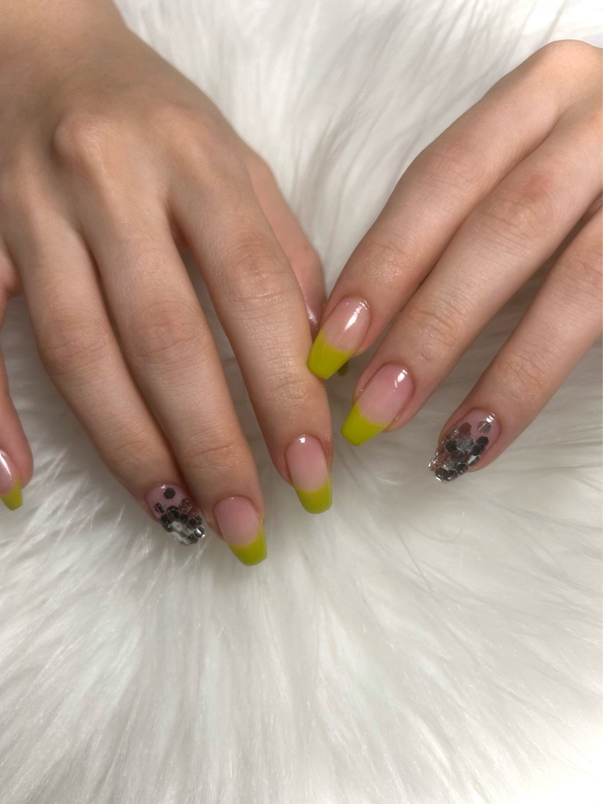 ショート ハンドネイル pas á pas 🩵💛minoriのネイルデザイン