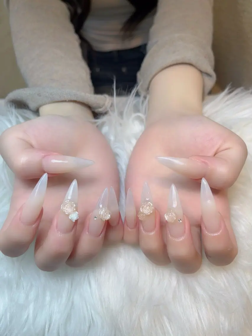 ネイル チークネイル ドット フレンチネイル グラデーション 韓国ネイル ハンドネイル Nie Nail Hinatachanのネイルデザイン