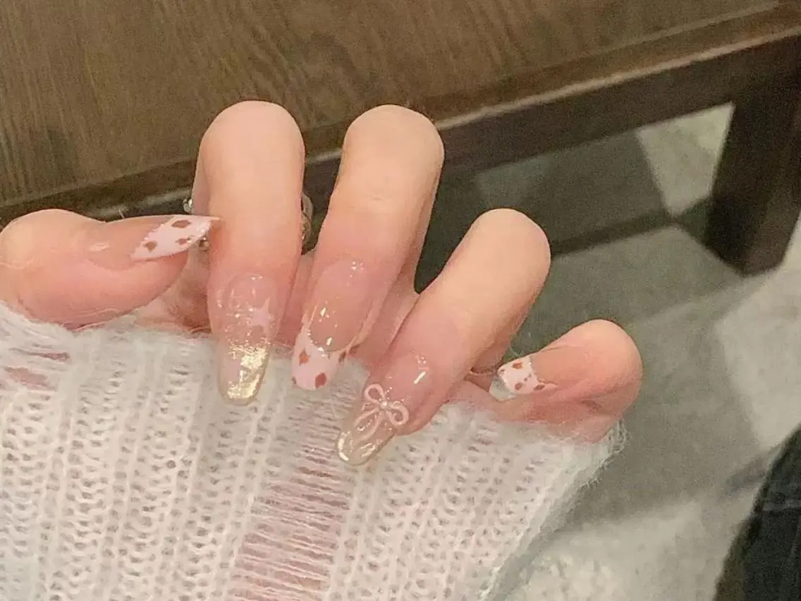 ネイル フレンチネイル ガーリー ミディアムネイル シンプルネイル ストーンネイル ハンドネイル ハンドケア 🤍Nana 🤍のネイルデザイン