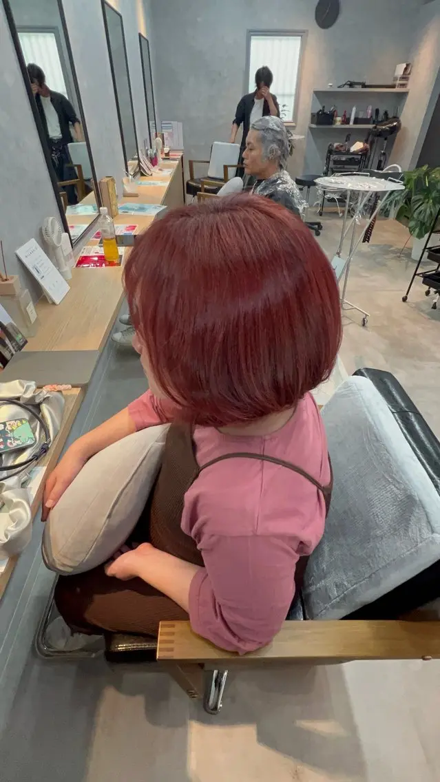 ミディアム カット ヘアカラー motoトップカラー リスト/ブリーチカラのヘアスタイル