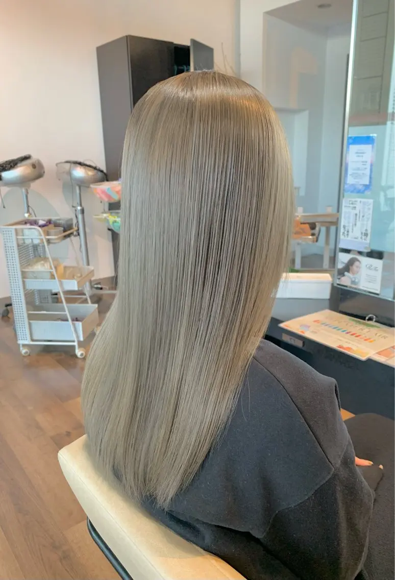 ロング カラー ベージュカラー ブリーチ 透明感カラー ミルクティーベージュ ヘアカラー トリートメント 【艶カラー】 STYLE 和泉俊希のヘアスタイル