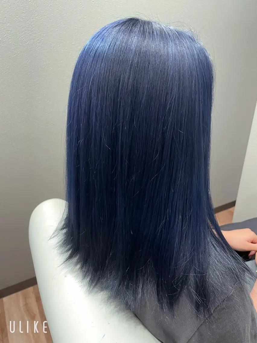 セミロング カラー ブリーチ ブルーカラー ブルージュ 小川 乃愛のヘアスタイル