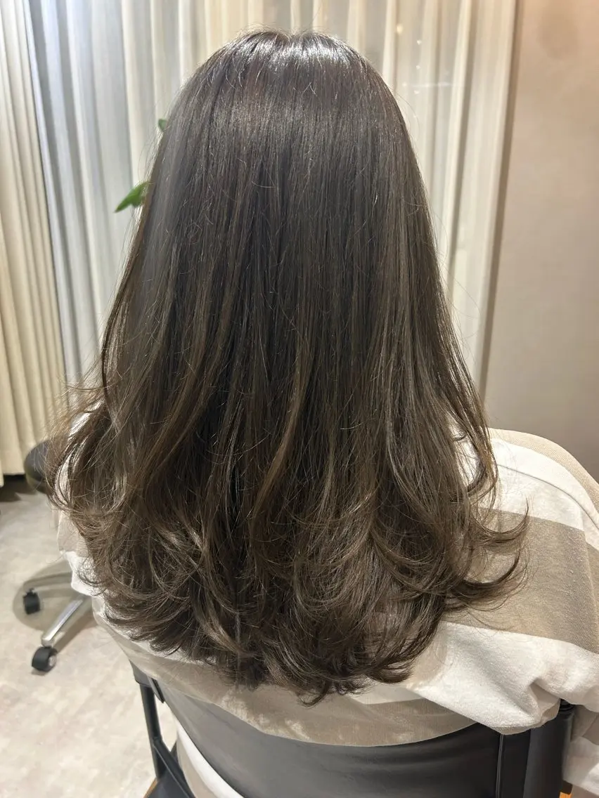 ロング カラー グレージュ オリーブグレージュ オリーブグレー hubhair レイヤー/透明感のヘアスタイル