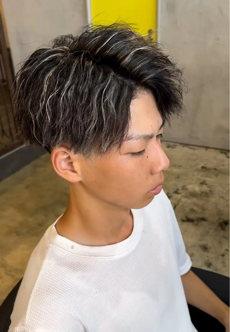 ショート カラー パーマ メンズ メンズハイライト メンズメッシュ ハイライトカラー メッシュ ハイライト 🔥メンズ圧倒的人気 ROOOMEN松田隆のヘアスタイル