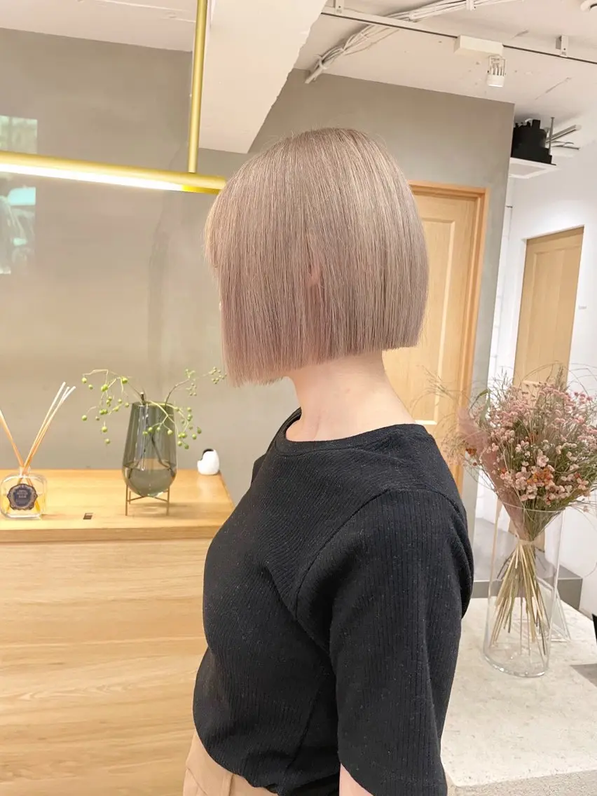 セミロング カラー 切りっぱなしボブ ベージュカラー ブリーチ ケアブリーチ ダブルカラー ヘアカラー トリートメント ボブ/縮毛矯正 🌟梅田盛一🌟のヘアスタイル