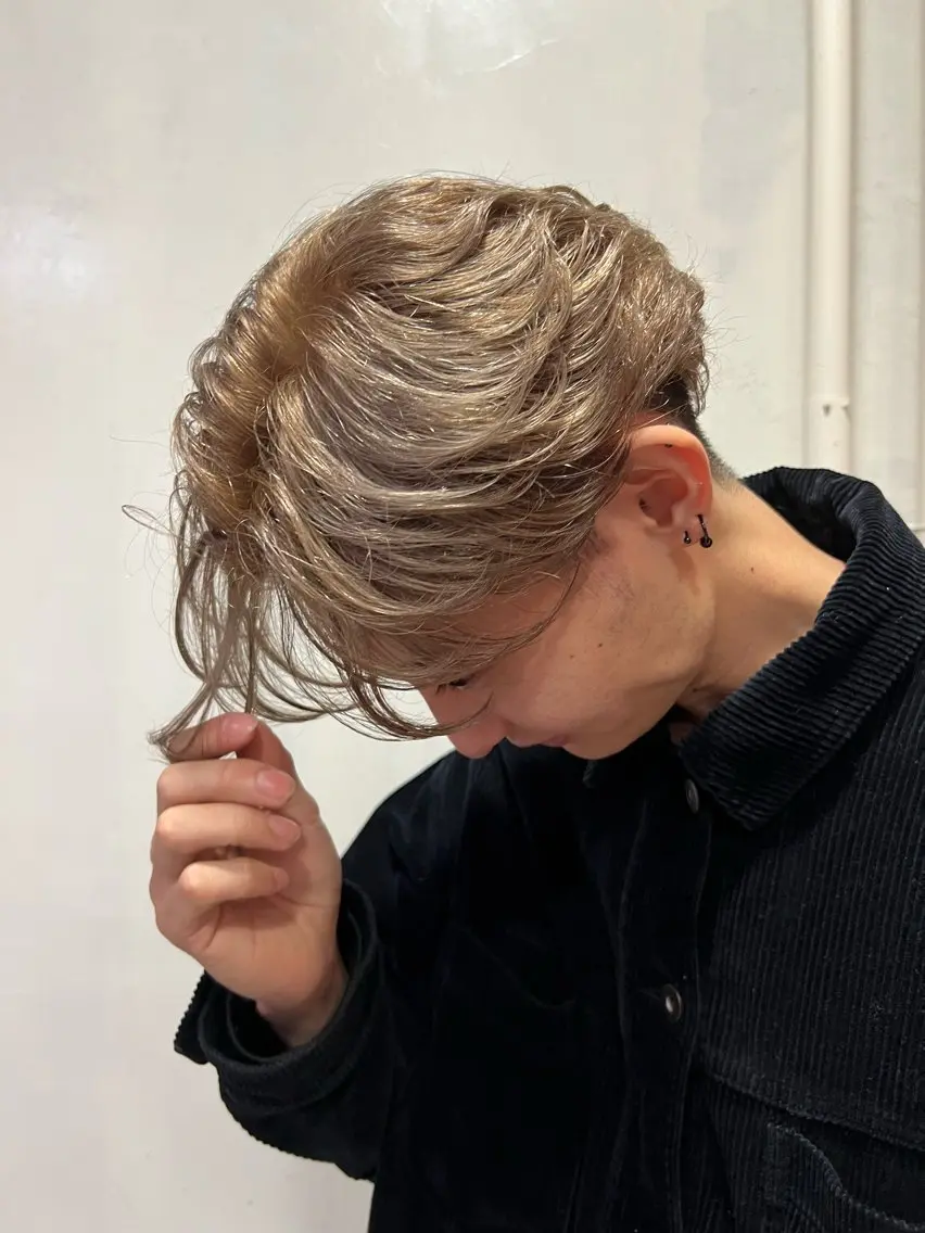 カラー メンズ ブロンド カット ヘアカラー トリートメント 🌱髪質改善×艶髪 🌱【天神美容室】のヘアスタイル