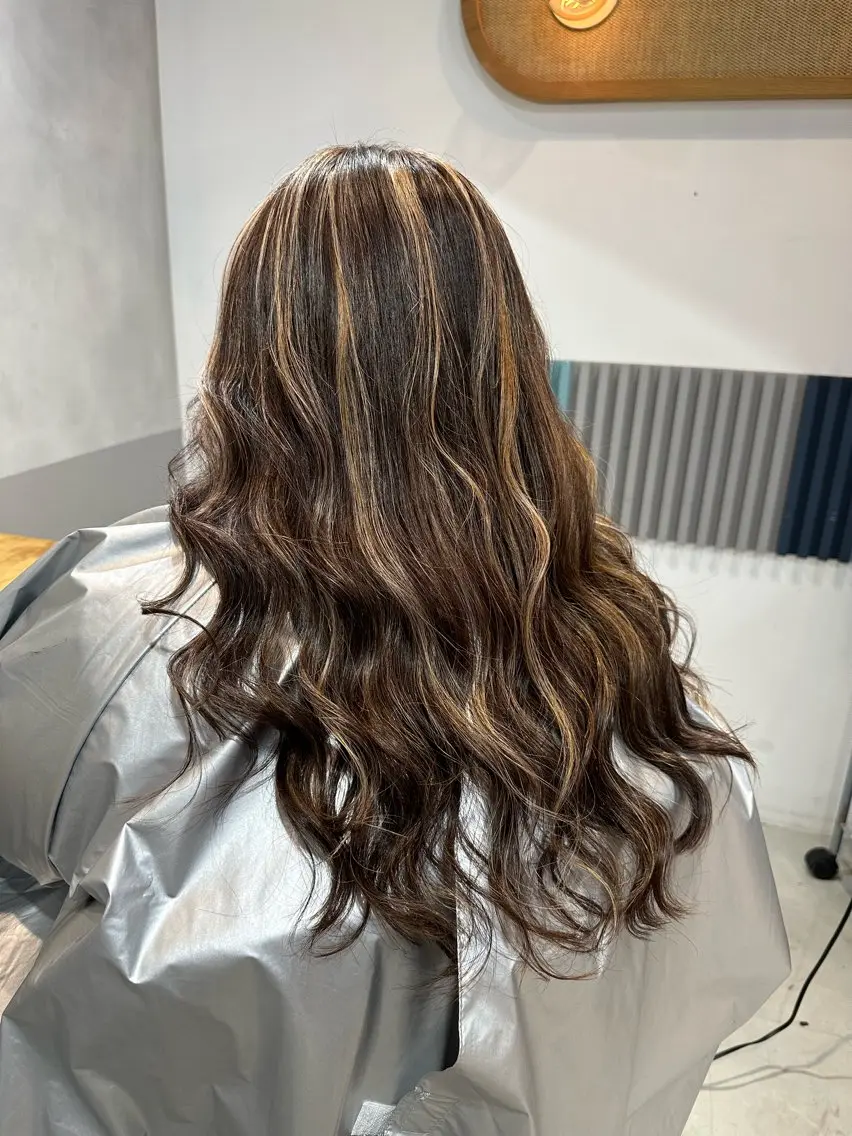 ロング カラー ブリーチ ハイライトカラー 外国人風カラー ハイライト ヘアカラー トリートメント 🌟ハイライト/ハイ トーン🌟MIKIのヘアスタイル