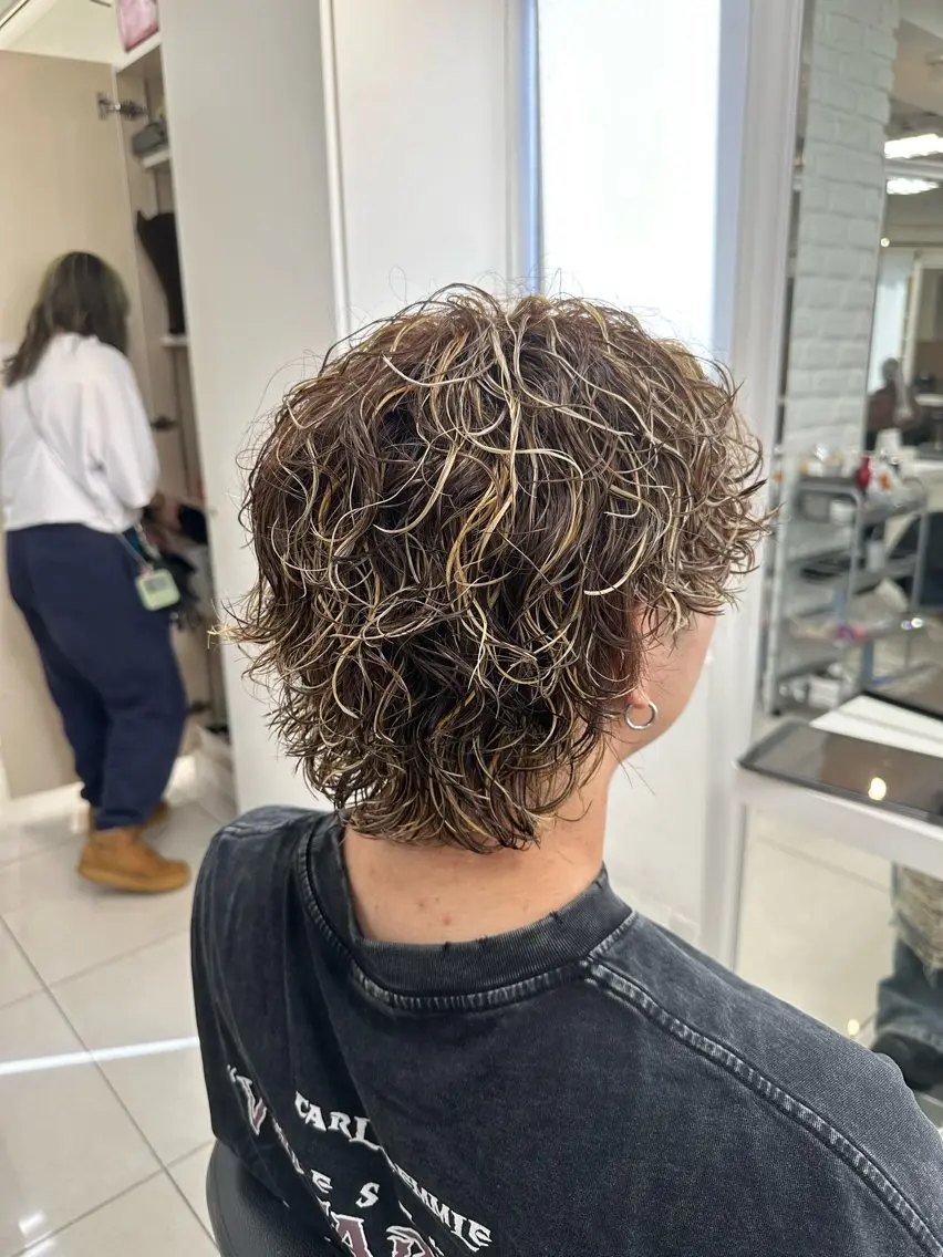 ショート パーマ メンズ メンズハイライト ハイライト カット ヘアカラー パーマ フェザーパーマ職人 🪶ryosukeのヘアスタイル