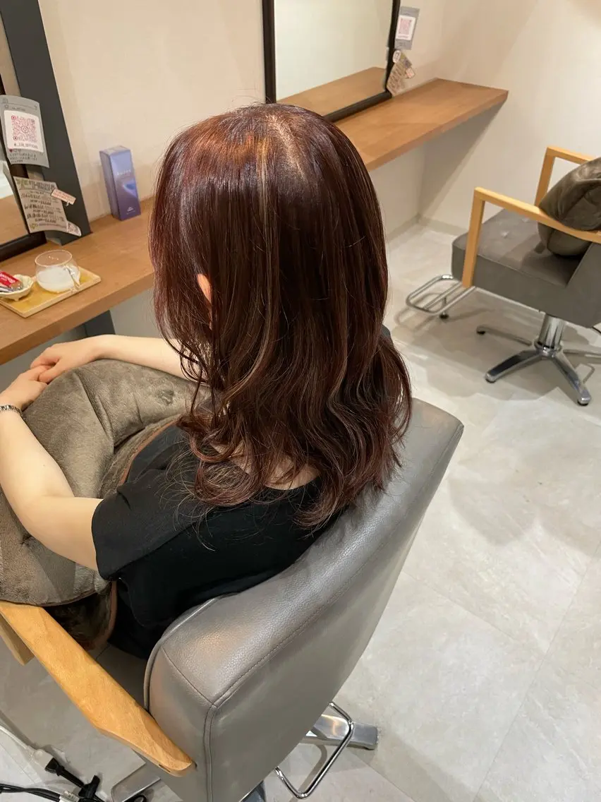 ミディアム カラー ブラウンカラー ハイライトカラー ピンクカラー ピンクブラウン ハイライト ヘアカラー トリートメント ayaka |トレンドヘアのヘアスタイル