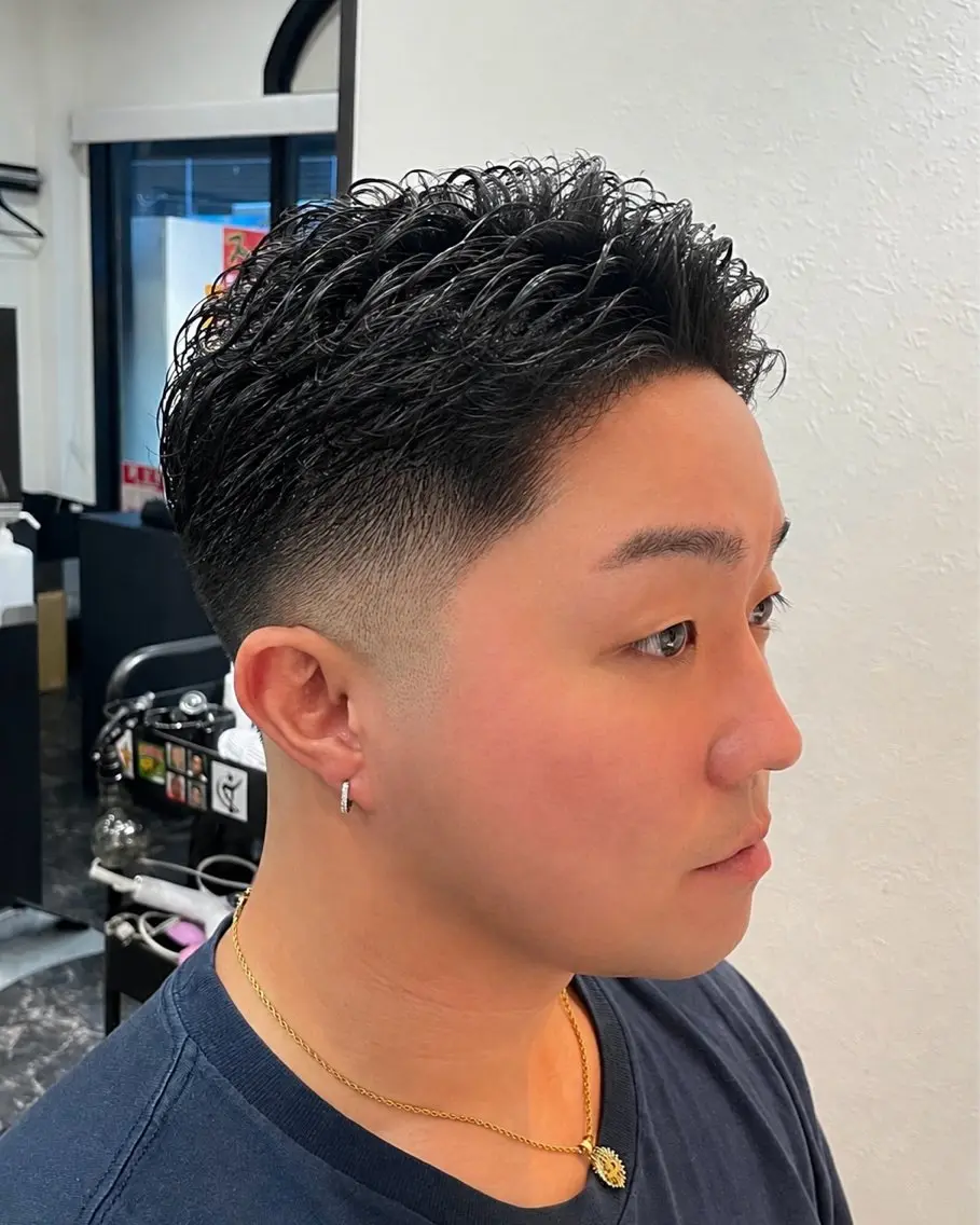 ショート パーマ メンズ フェードカット メンズパーマ カットモデル無料 8月12日空きありのヘアスタイル
