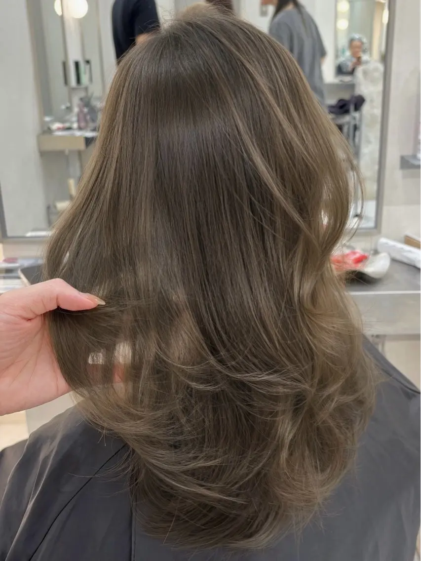 ミディアム カラー パーマ ベージュカラー ブリーチ 透明感カラー ダブルカラー グレージュ カット ヘアカラー トリートメント TOMO/ブリーチ 無しオリーブのヘアスタイル