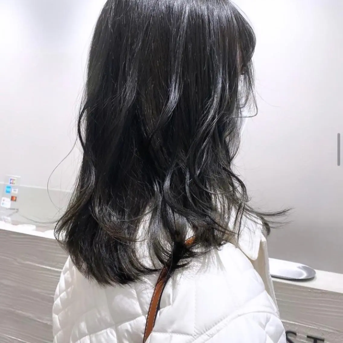 セミロング カラー 透明感カラー サキ🤍ハイトーン 🪩レイヤーカットのヘアスタイル