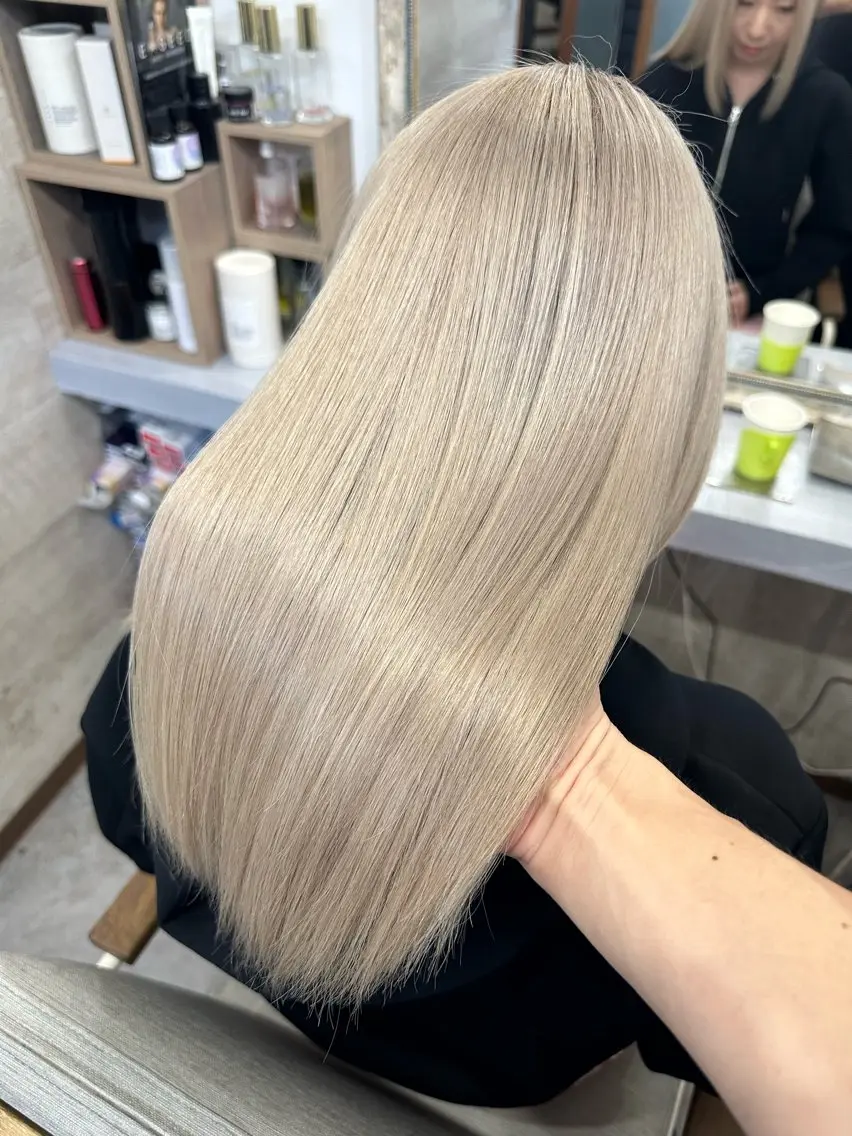 【キレイにハイトーン維持】〝ケアブリーチ〟＋〝最高級トリートメントカラー〟＋〝カット〟の写真