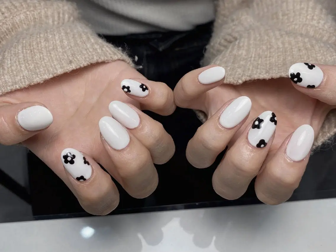 ネイル 持ち込み ワンホンネイル ホワイト ハンドネイル UM Nail Salonのネイルデザイン