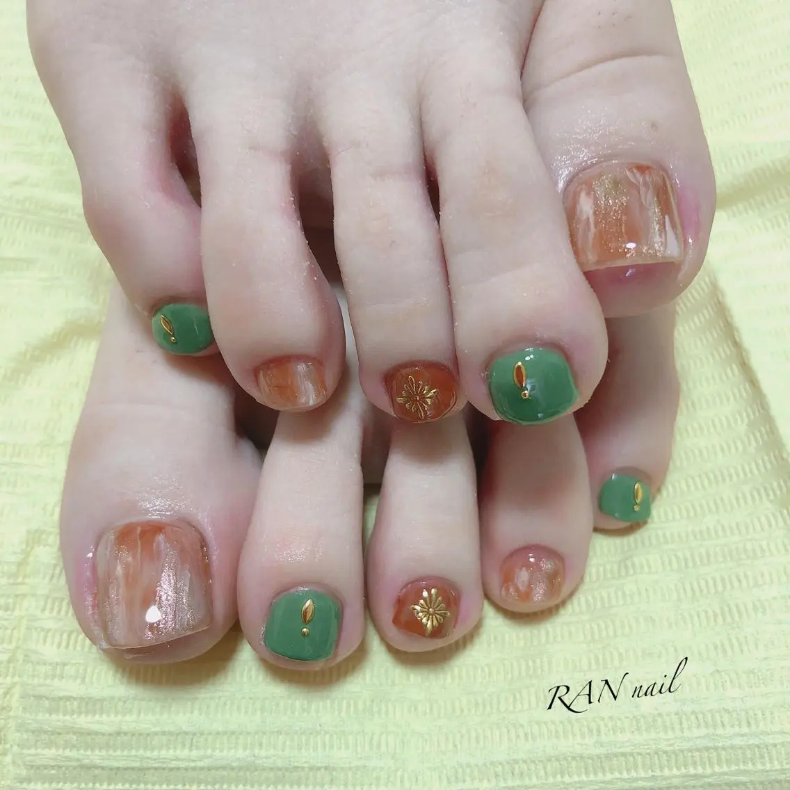 ネイル ブラウン グリーン ニュアンスネイル ハンドネイル フットネイル RAN nailのネイルデザイン