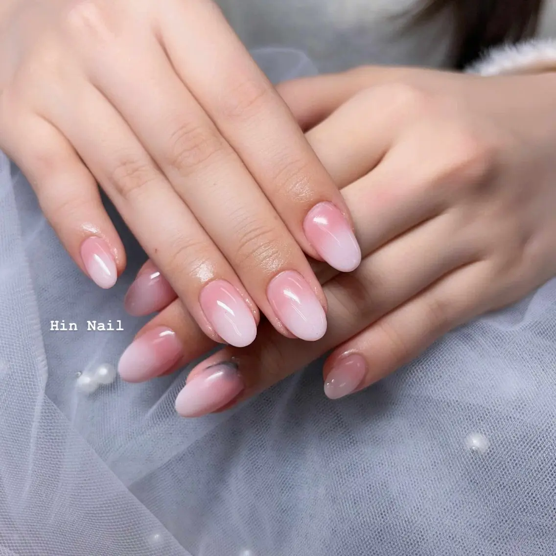 ネイル ボルドー チークネイル フレンチネイル グラデーション キラキラネイル HIN NAILのネイルデザイン