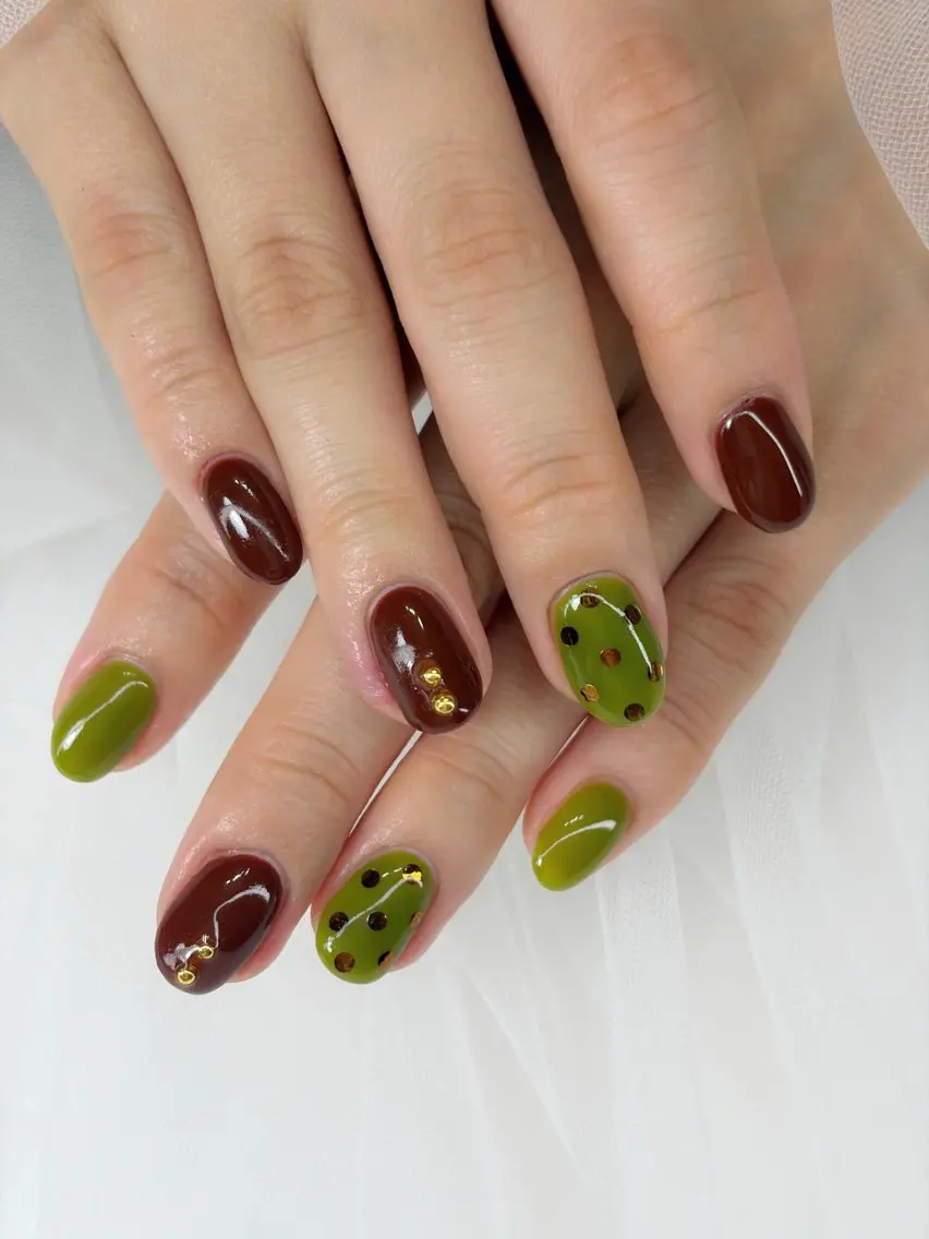 ネイル ブラウン ドット グリーン ハンドネイル iro+ nailのネイルデザイン