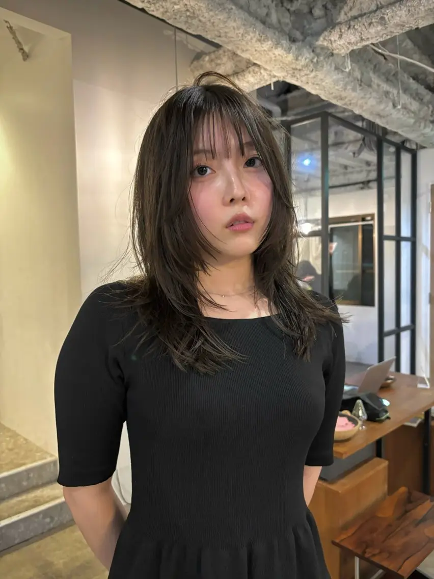 セミロング カラー ベージュカラー ブリーチ 透明感カラー オリーブベージュ レイヤーカット カット ヘアカラー トリートメント yu maのヘアスタイル