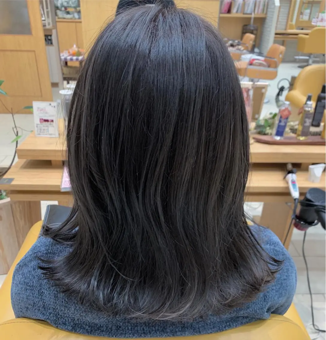 ミディアム カラー ダークグレー K. SUZUKAのヘアスタイル