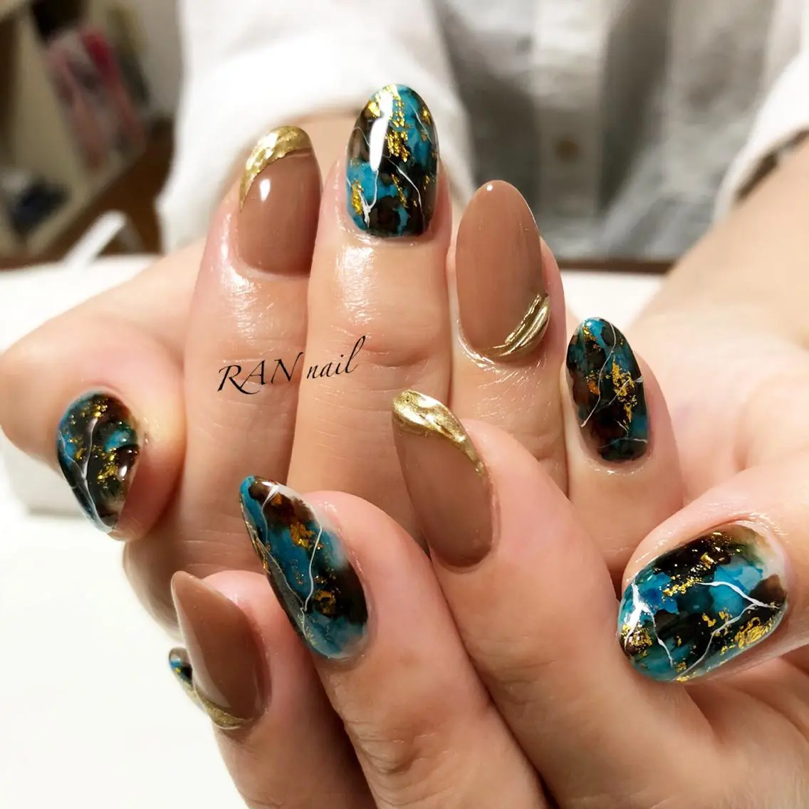ネイル ブラウン フットネイル キラキラネイル オフィスネイル 夏ネイル ハンドネイル フットネイル RAN nailのネイルデザイン