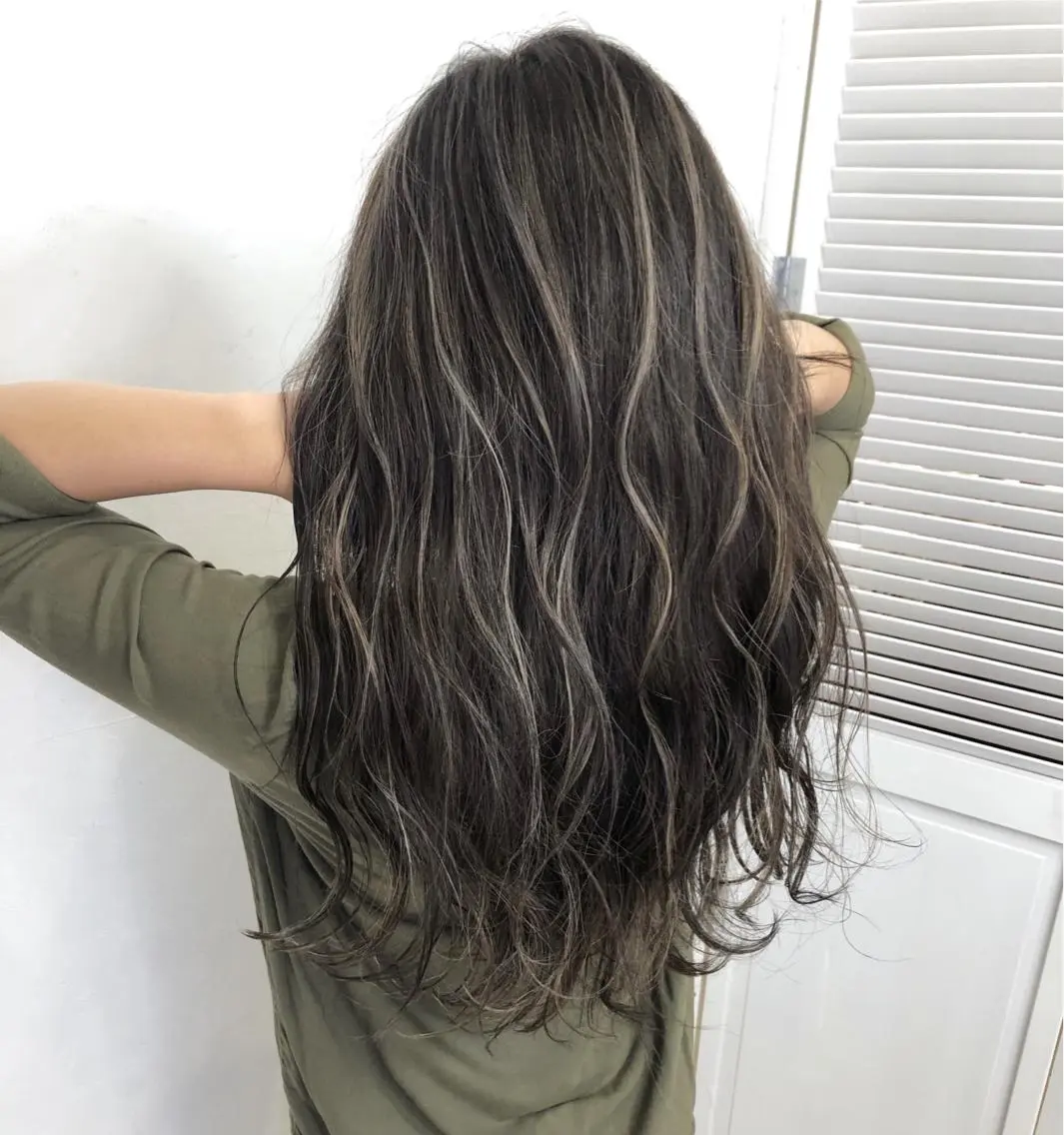 ロング カラー ハイライトカラー ハイライト ヘアカラー トリートメント ブリーチカラーレイヤ ーカット🦋annaのヘアスタイル