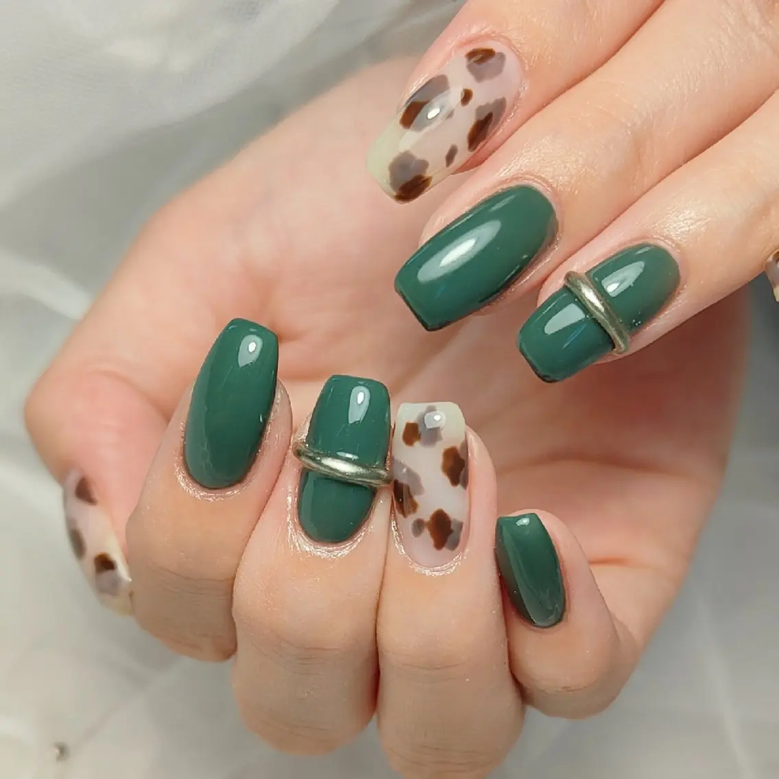 ネイル べっ甲ネイル ホワイト ハンドネイル yuru calon nailのネイルデザイン