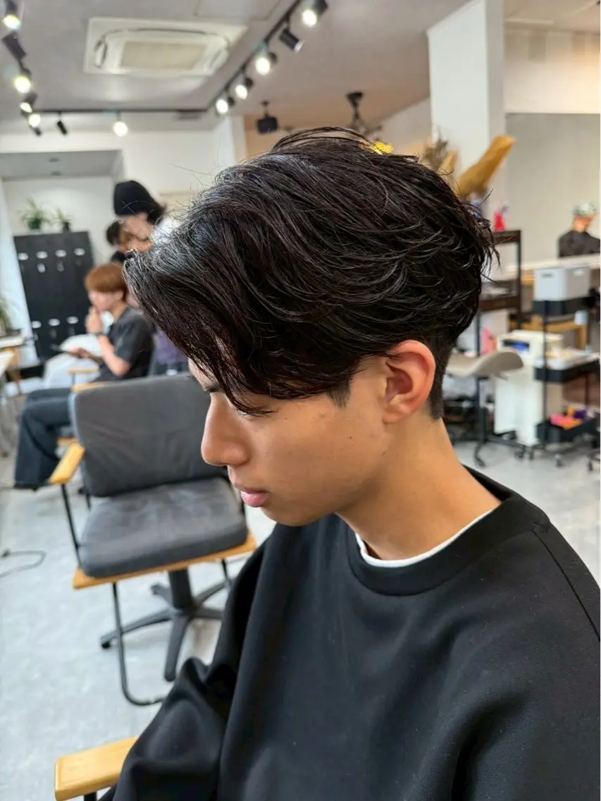 ショート パーマ メンズ センターパート フェードカット フェザーパーマ マッシュ メンズパーマ 宮下 遼太のヘアスタイル