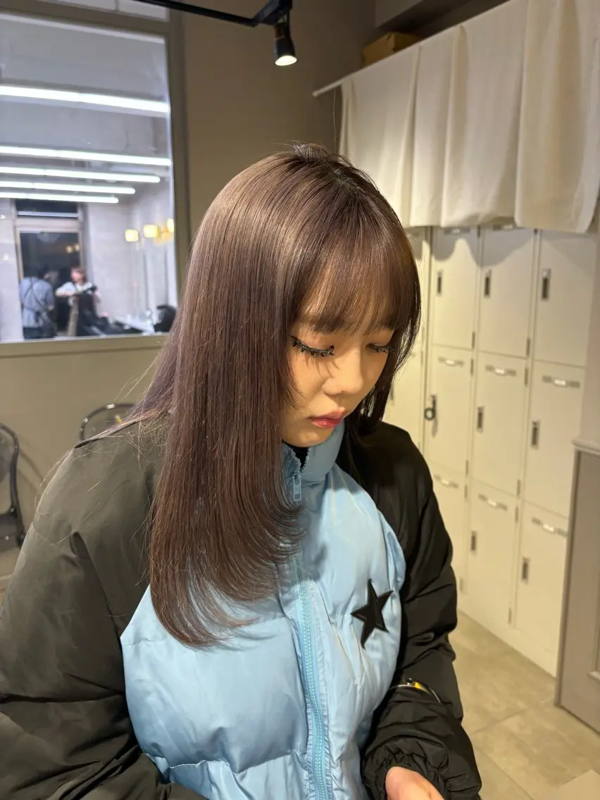 セミロング カラー 抜け感レイヤー︴ ニュアンスカラーのヘアスタイル