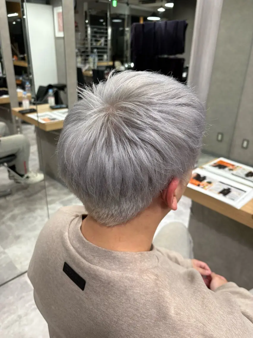 ショート がわ/ハイレイヤー /ハイトーンカラーのヘアスタイル