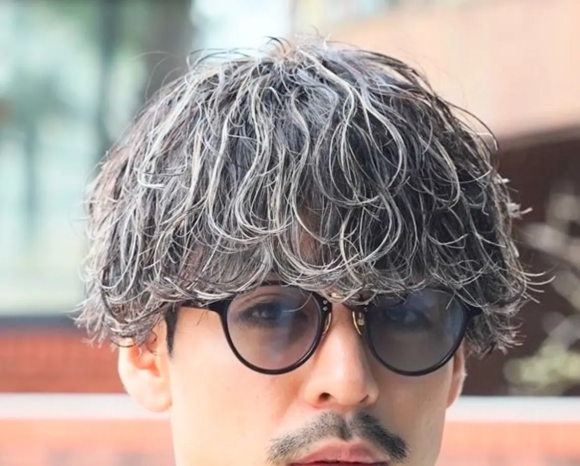 カラー パーマ メンズ メンズハイライト 波巻きパーマ ハイライトカラー カット ヘアカラー パーマ fifth park 六反穂 龍介のヘアスタイル