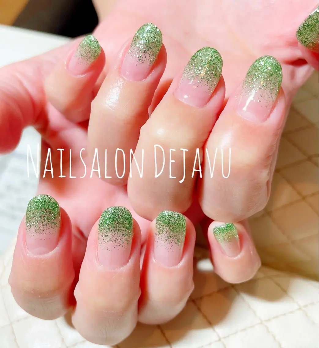 ネイル アートネイル グラデーション グリーン ラメ(グリッター) ラメグラデーション ハンドネイル Nail salon Dejavu 🌿のネイルデザイン