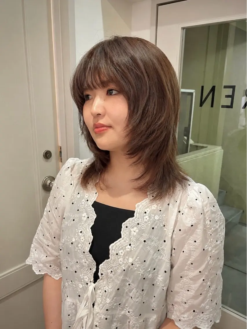ミディアム カラー レイヤーカット ウルフカット ウルフレイヤー オリーブカラー/ レイヤー/ ローレンのヘアスタイル