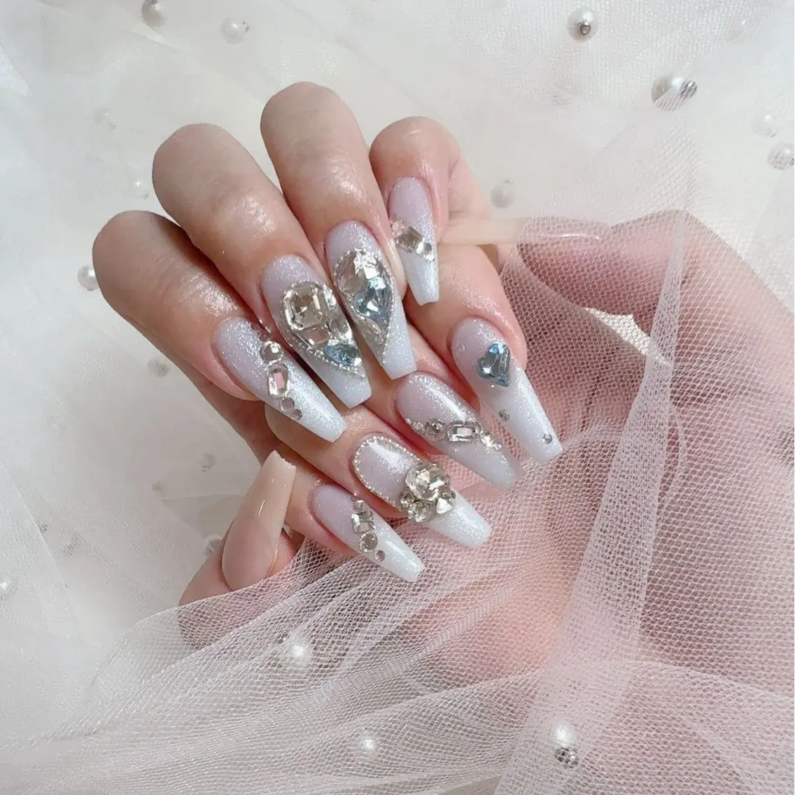 ネイル 長さ出し キラキラネイル 韓国ネイル ロングネイル ワンホンネイル ハンドネイル Josie nail salonのネイルデザイン