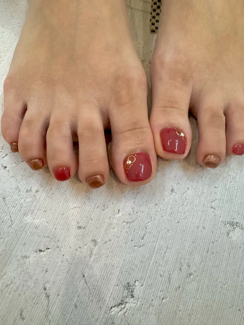 【フットネイル】カラー3色までOK⭐︎ストーン10コ（オフあり）の写真