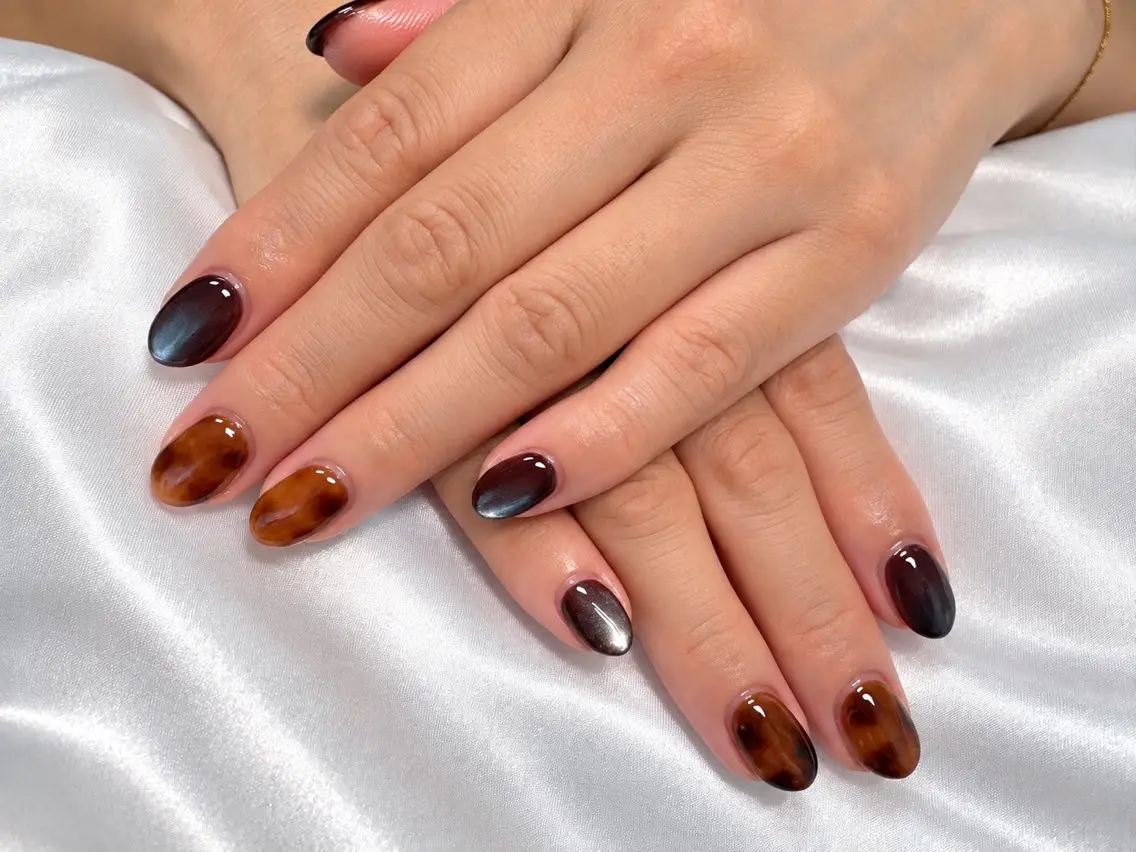 ネイル べっ甲ネイル マグネットネイル ニュアンスネイル VI NAILのネイルデザイン